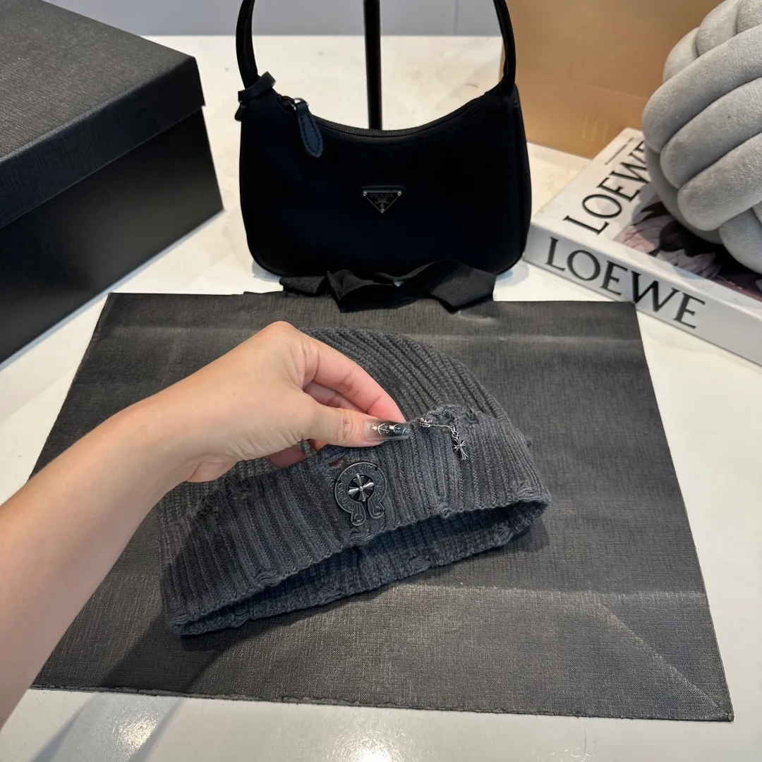 P60 Crow Heart Autumn and Winter Wool Knitted Beanie This must be the favorite of minimalism. It is clean, neat, fashionable and versatile, and will definitely not be picky about your face shape! A fashionable classic that lasts forever! Fashionable black and white can be purchased together